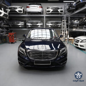 واجهة مرسيدس S500 كحلية داخل مستودع مع شعار محرك اليخت