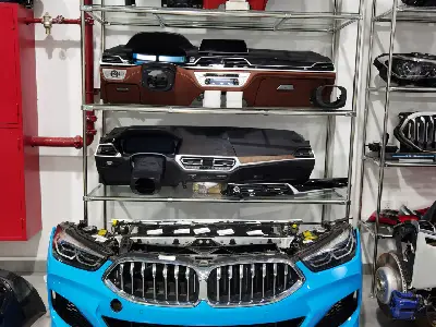 واجهة BMW زرقاء وطبلونات معروضة على رفوف قطع الغيار