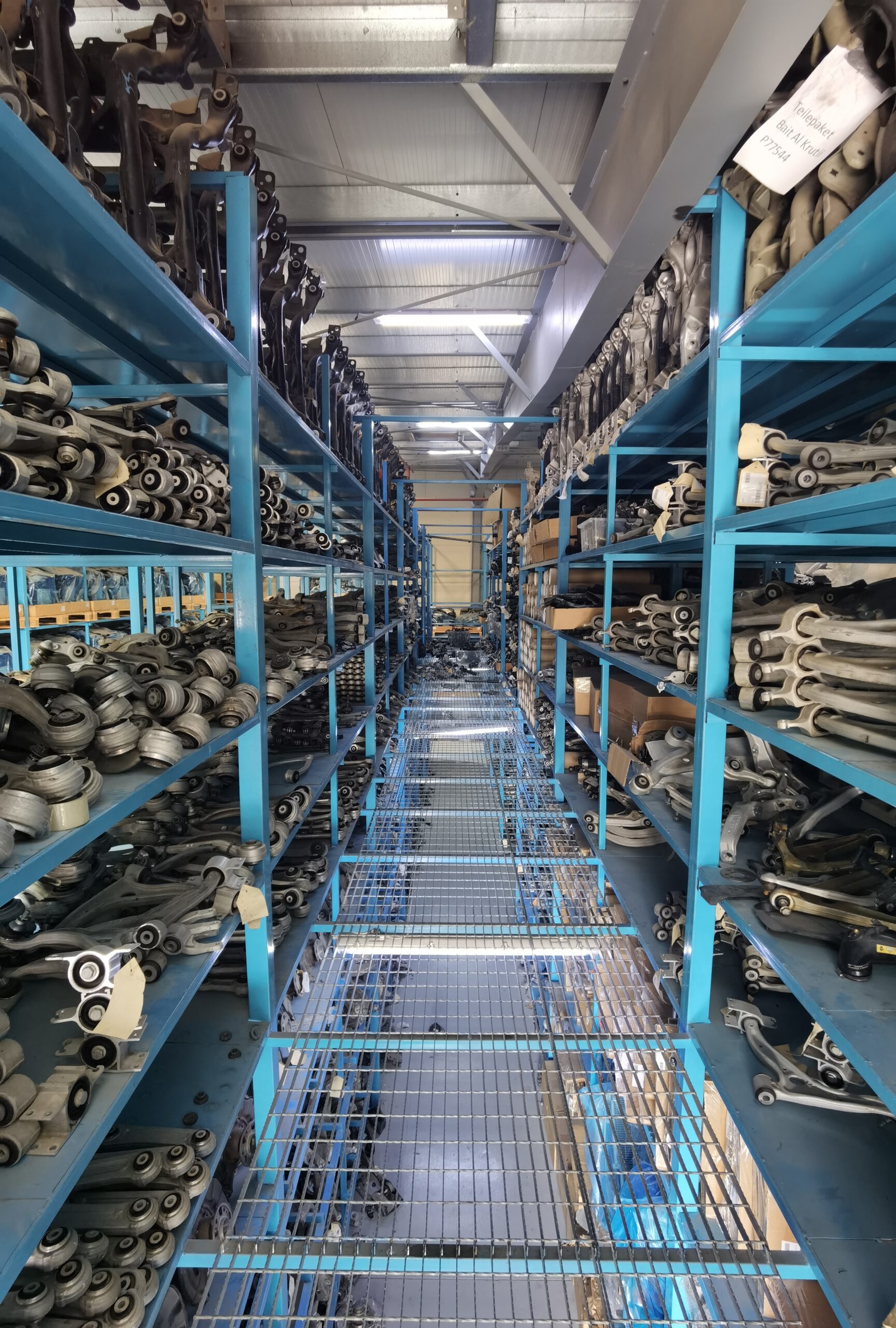 مستودع قطع غيار مرسيدس وBMW المستعملة لدى محرك اليخت
