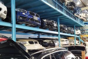 واجهات BMW زرقاء وداكنة وبيضاء على رفوف معدنية زرقاء داخل مستودع