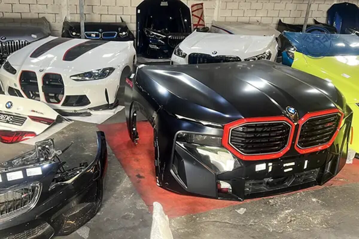 واجهات BMW داكنة وبيضاء على قواعد عرض، والواجهة الأمامية الداكنة ذات إطار شبك أحمر