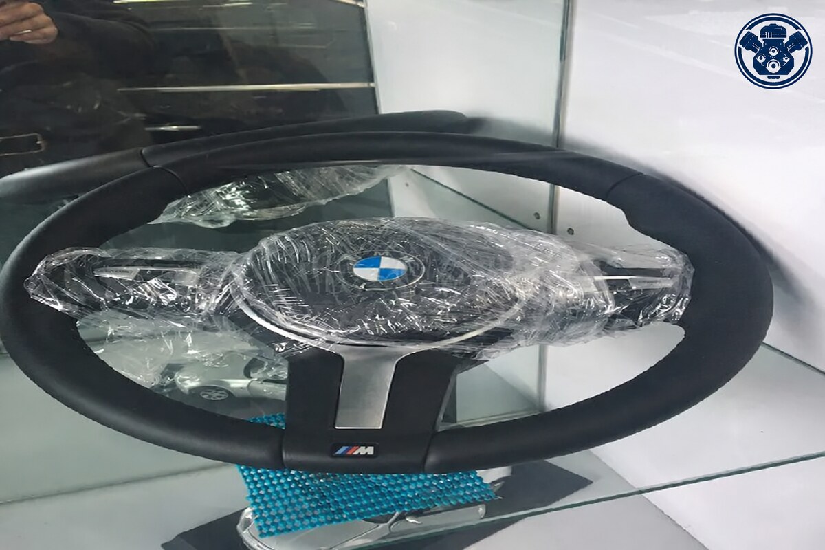 مقود BMW داكن مغلف جزئيًا بالبلاستيك داخل معرض قطع