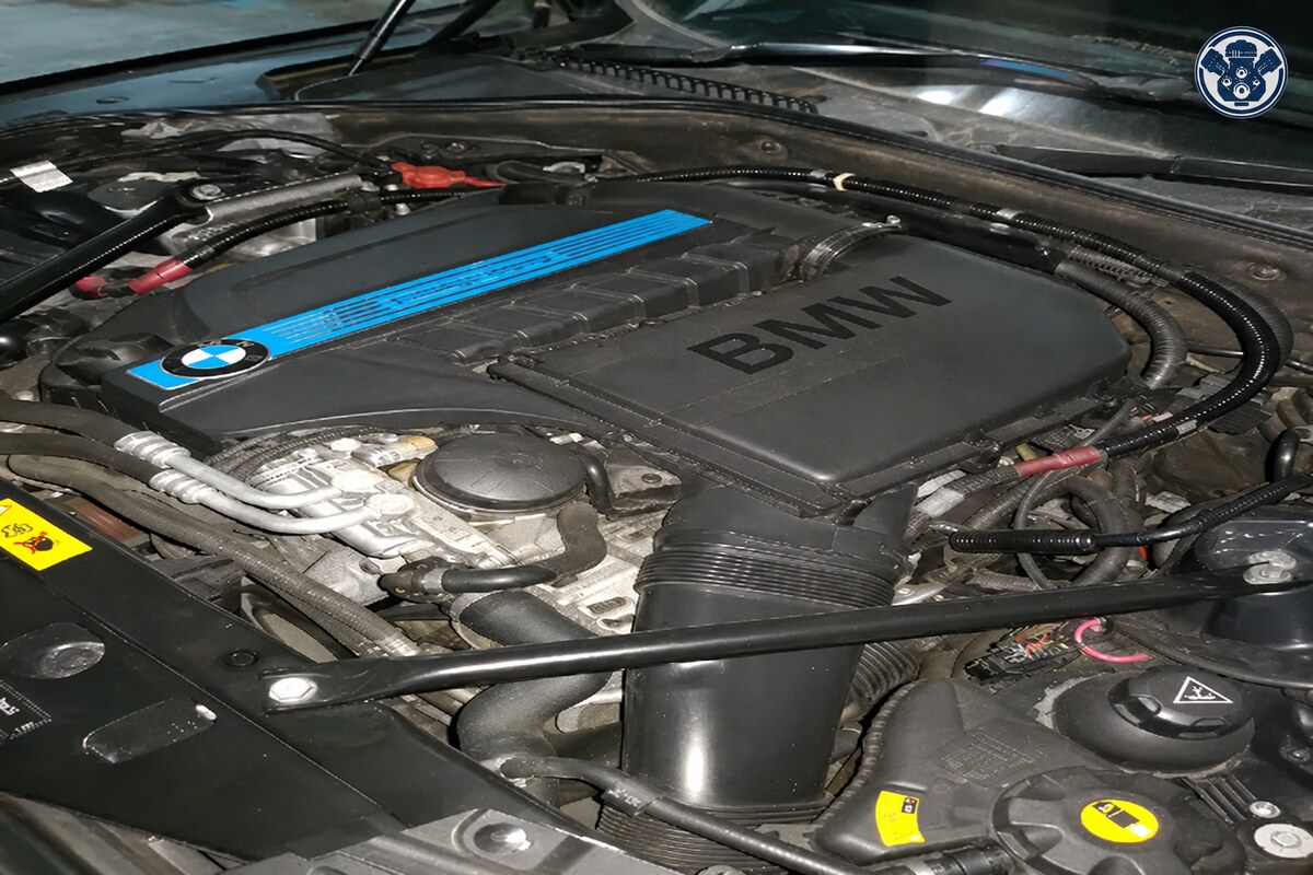 حجرة محرك BMW بغطاء داكن وتفاصيل زرقاء