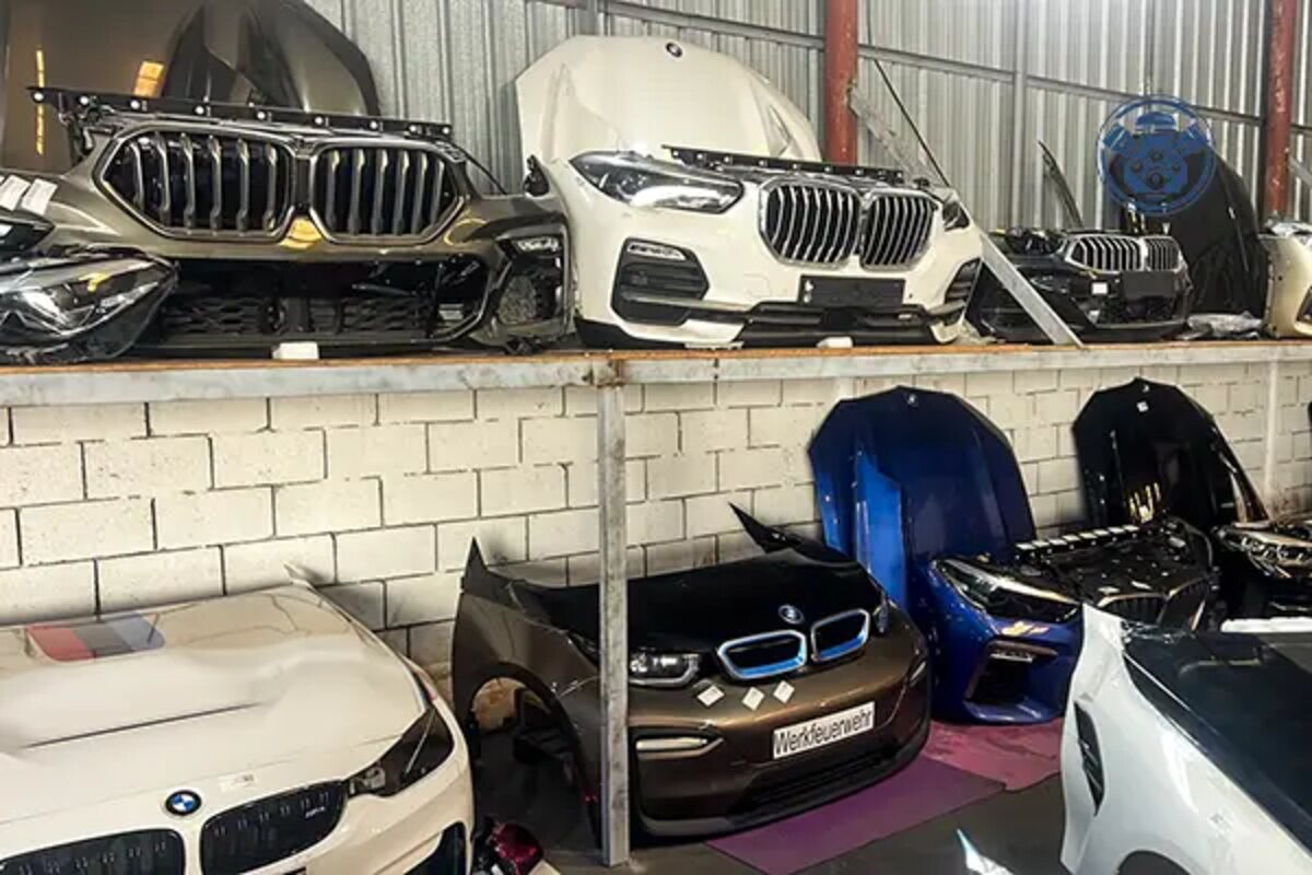 واجهات BMW فضية وداكنة على مستويين داخل معرض قطع مستعملة